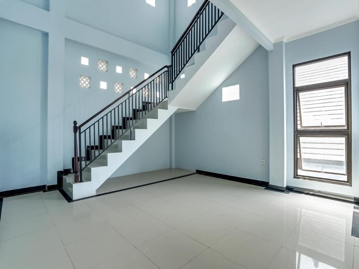 Oyo Flagship 90966 Moreno Homestay Легиан Екстериор снимка
