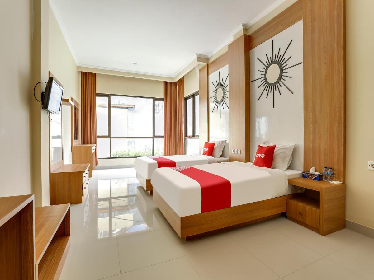 Oyo Flagship 90966 Moreno Homestay Легиан Екстериор снимка